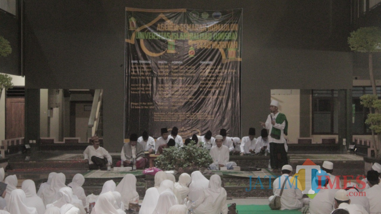 Acara sholawat dan pengajian akbar di Unisba Blitar.(Foto : Aunur Rofiq/BlitarTIMES)