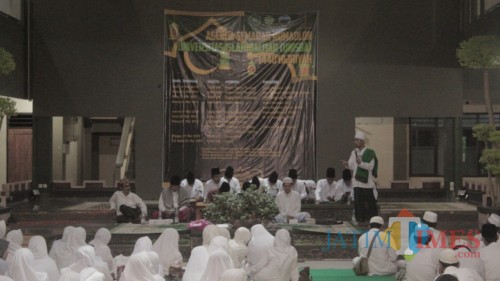 Acara sholawat dan pengajian akbar di Unisba Blitar.(Foto : Aunur Rofiq/BlitarTIMES)