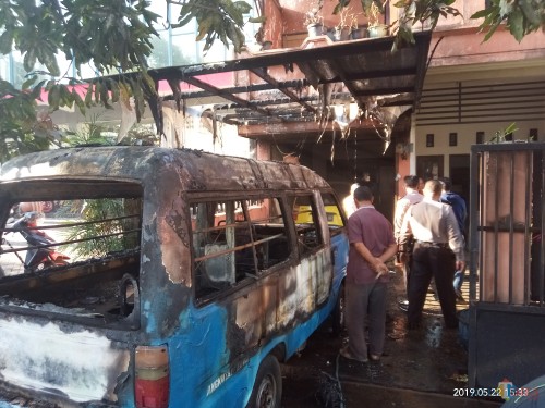 Angkot dan atap rumah yang terbakar habis sedang diperiksa pihak kepolisian (Anggara Sudiongko/MalangTIMES)