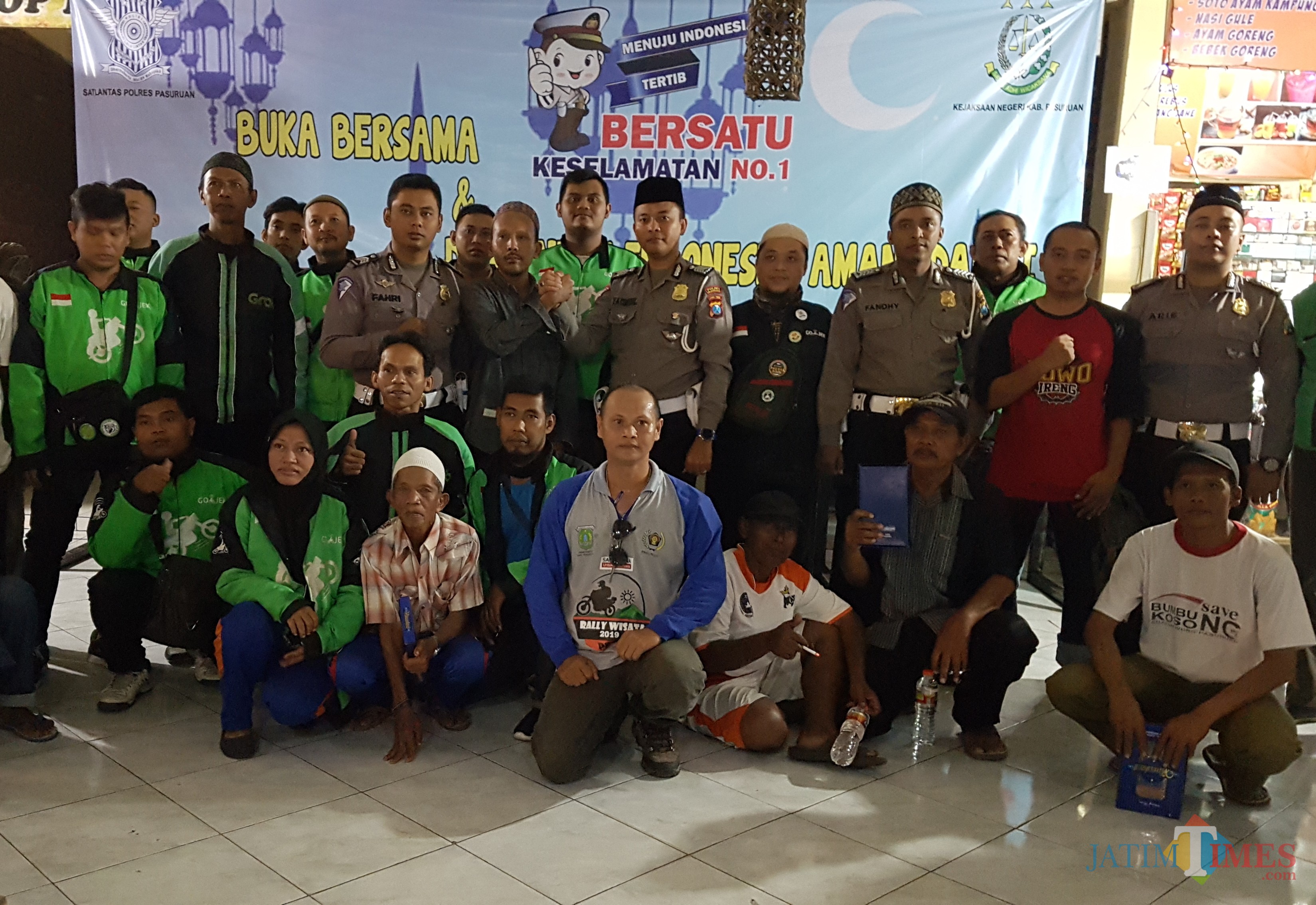 Doa bersama pengemudi ojek online.