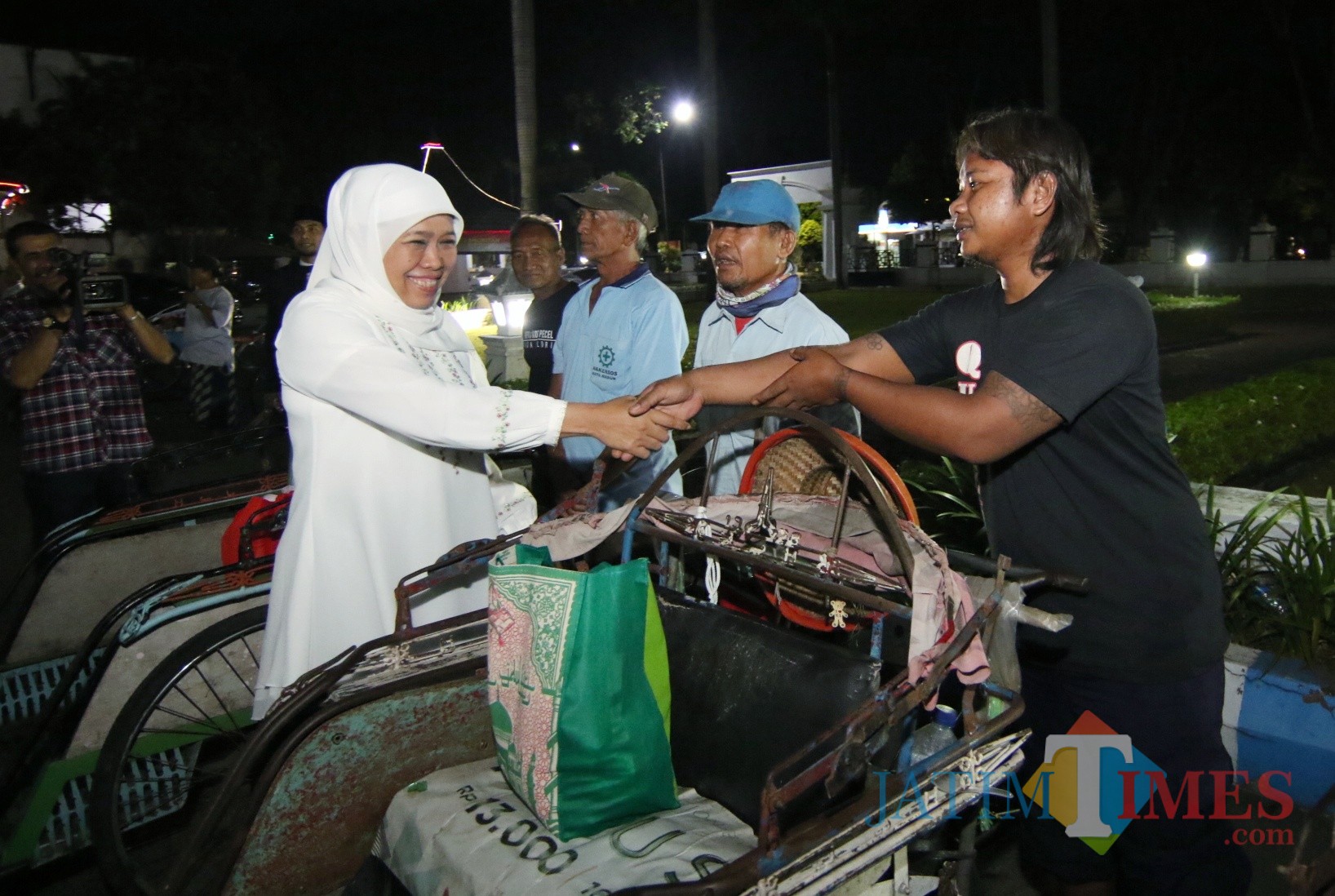 Gubernur Jatim Khofifah saat sahur bareng penarik becak