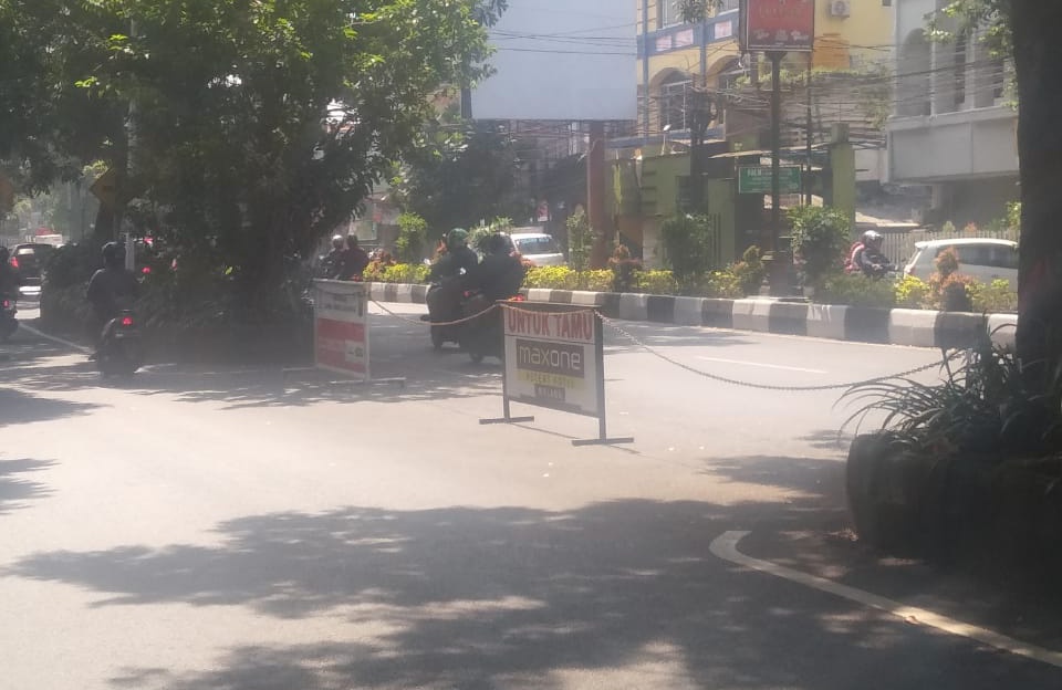 Jalan depan Hotel Maxone yang dilakukan pembuntuan dengan papan dan rantai besi (ist)