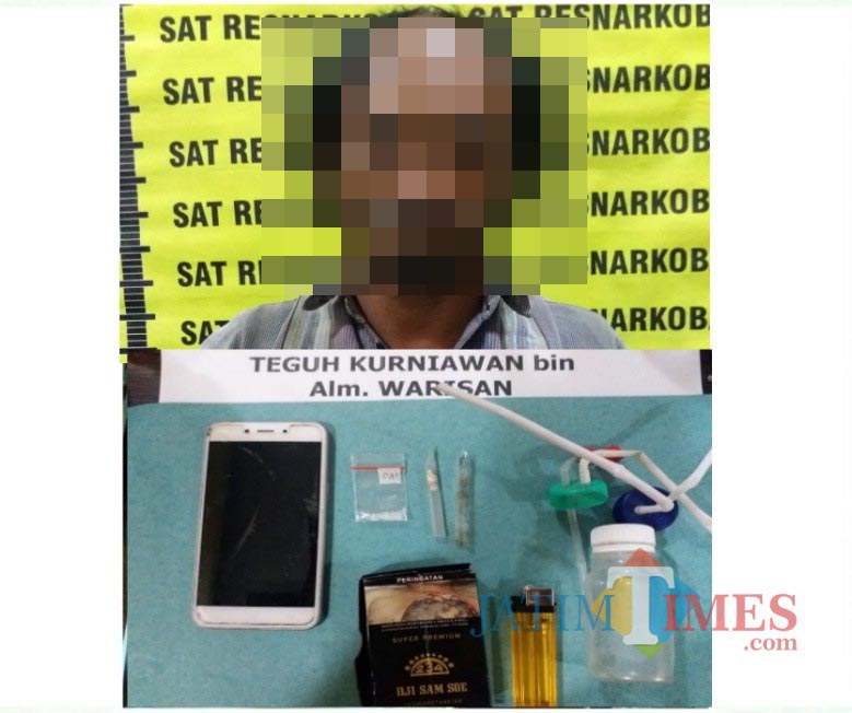 Teguh Kurniawan tersangka beserta barang bukti narkoba saat diamankan jajaran kepolisian, Kecamatan Pagelaran (Foto : Humas Polres Malang for MalangTIMES)