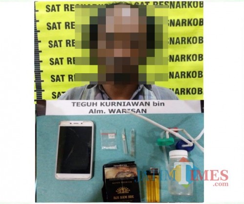 Teguh Kurniawan tersangka beserta barang bukti narkoba saat diamankan jajaran kepolisian, Kecamatan Pagelaran (Foto : Humas Polres Malang for MalangTIMES)