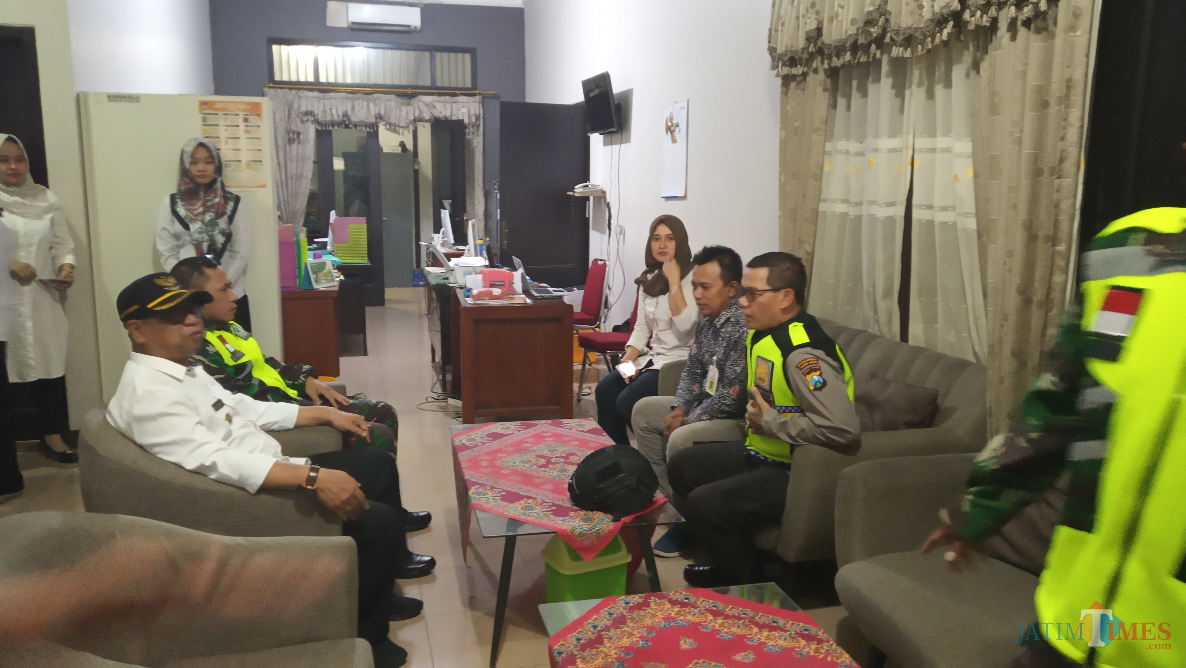 Kapolres, dandim dan plt bupati saat mengunjungi kantor Bawaslu Tulungagung. (foto : Joko Pramono/jatim times)
