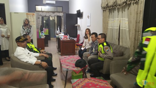 Kapolres, dandim dan plt bupati saat mengunjungi kantor Bawaslu Tulungagung. (foto : Joko Pramono/jatim times)