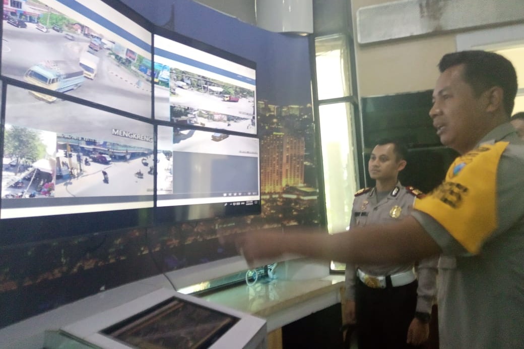Kapolres Kediri ketika melakukan pemantauan arus lalu lintas melalui command center Polres Kediri. (Foto: Ist)