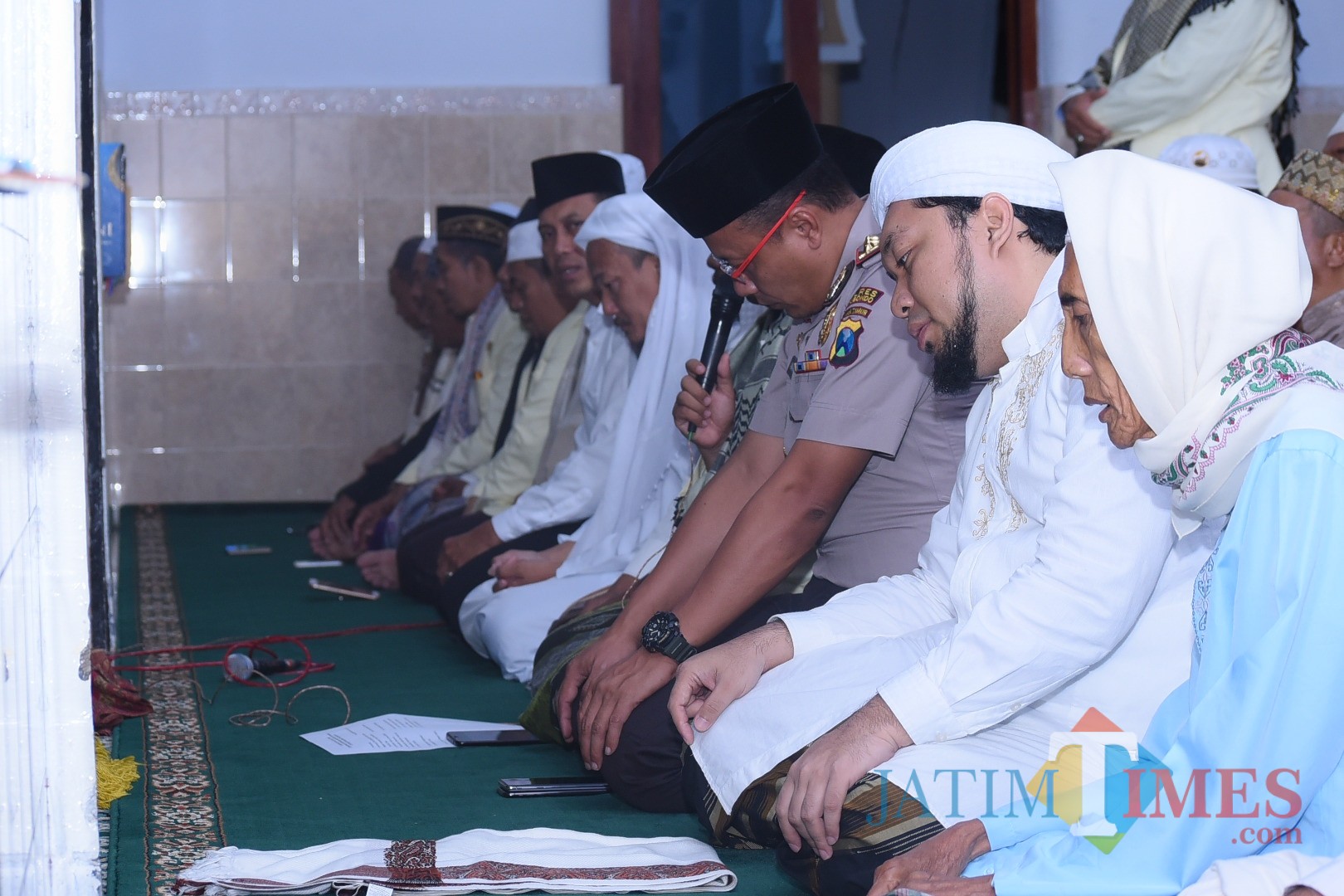 Kapolres berdampingan dengan KHR. Azaim Ibrahimy pengasuh Ponpes Salafiyah Safiyah Sukorejo saat melaksanakan salat itikaf (Foto Sony Haryono / SitubondoTIMES)