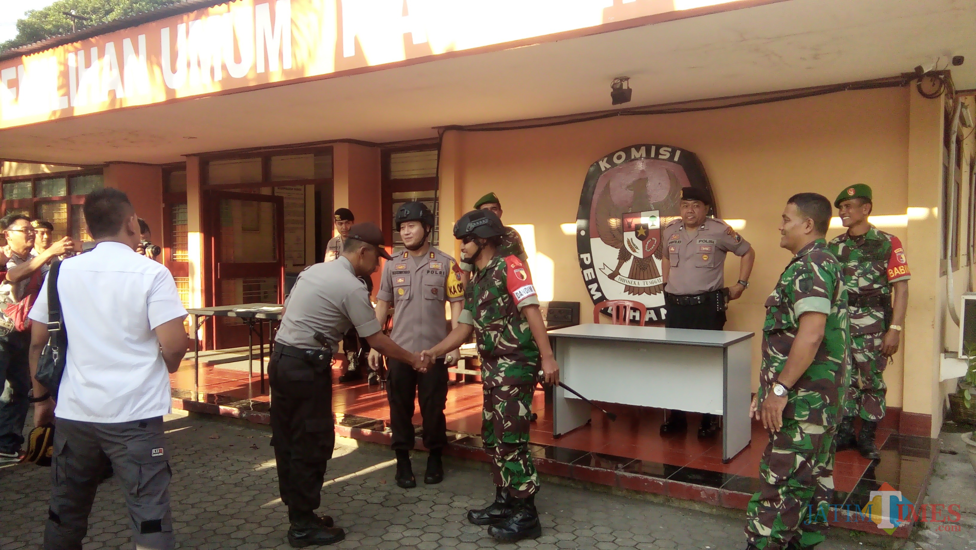 Kapolres dan Dandim 0824 Jember saat mengecek pengamanan kantor KPUD Jember (foto : Moh. Ali Makrus / Jatim TIMES)