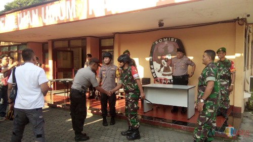 Kapolres dan Dandim 0824 Jember saat mengecek pengamanan kantor KPUD Jember (foto : Moh. Ali Makrus / Jatim TIMES)