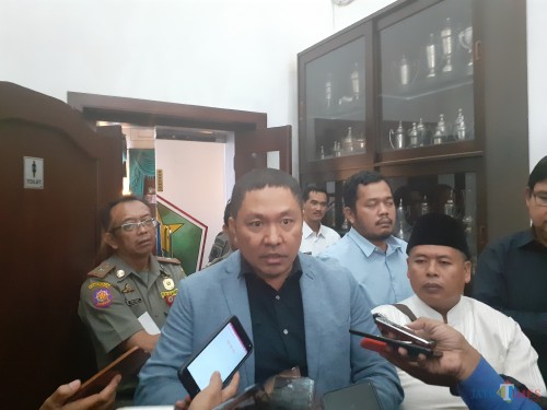 Legal NPR Oppo Indonesia Antonius Wangge saat menemui awak media di Balai Kota Malang. (Arifina Cahyanti Firdausi/MalangTIMES)
