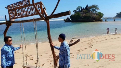 Never ending Balekambang. Made Arya Wedanthara (kiri) saat mengecek kesiapan destinasi Balekambang hadapi libur Lebaran. (Disparbud)