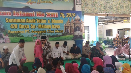Pekan Islami ke XIII 2019 PT ACA dan bercengkerama dengan anak-anak yang hadir dalam kegiatan santunan (Pipit Anggraeni/MalangTIMES)