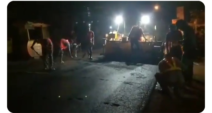 Pembenahan jalan berlubang di kawasan Ir. Rais dengan cara dihotmix setelah sebelumnya ditambal oleh Dinas PUPR Kota Malang, Selasa (21/5/2019) malam (@sutiaji1964).