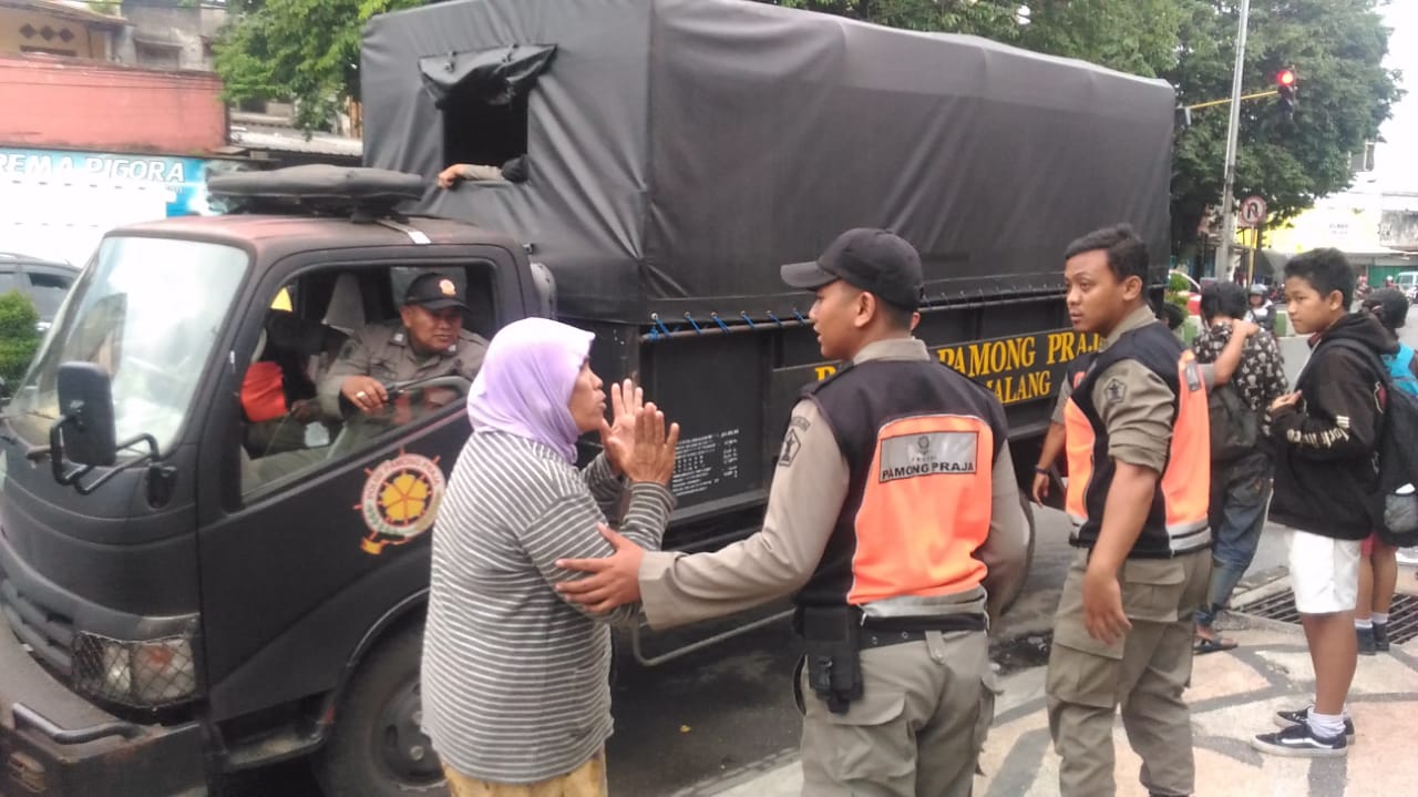 Petugas Satpol dan Dinsos saat melakukan razia anjal dan gepeng (Dinsos Kota Malang)