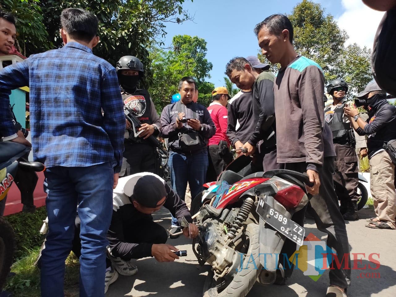 Tim Cobra memeriksa nomor rangka dan nomor mesin sepeda motor di desa Sumberpetung (Foto : Moch. R. Abdul Fatah / Jatim TIMES)