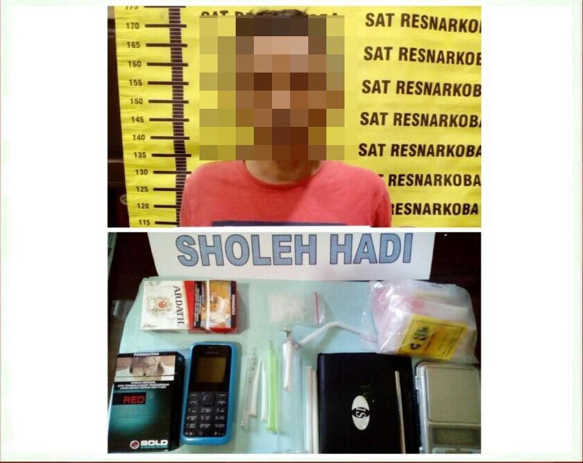 Tersangka Sholeh beserta barang bukti narkoba saat diamankan jajaran kepolisian Polres Malang, Kabupaten Malang. (Foto : Humas Polres Malang for MalangTIMES)