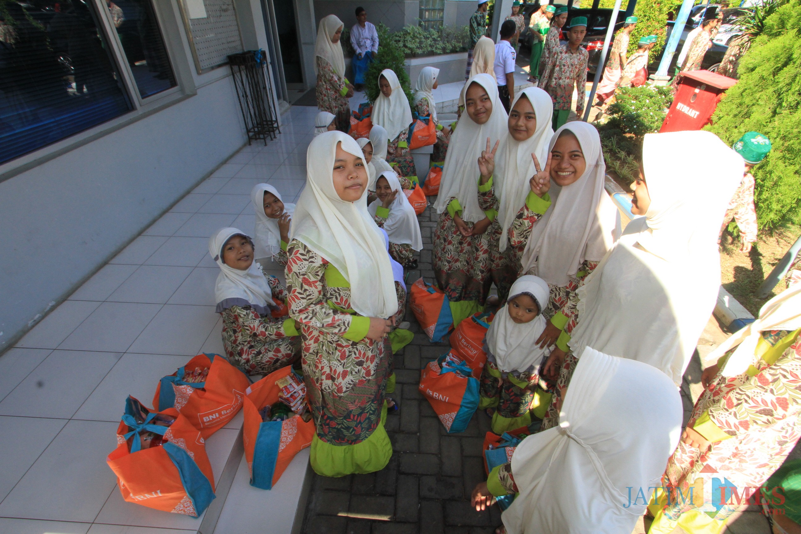 Vivin Indriani, (menunjukkan jari 2) salah satu anak yang tinggal di panti Asuhan NU Kota Probolinggo (Agus Salam/Jatim TIMES)