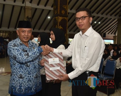 Wabup Malang Sanusi saat memberikan SK CPNS beberapa waktu lalu (Humas)