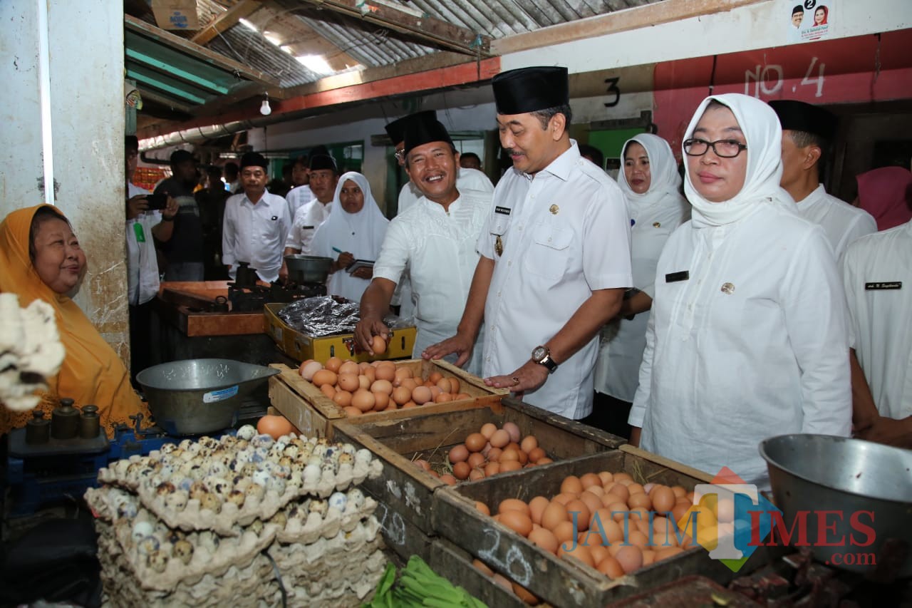 Wakil Bupati Banyuwangi Yusuf Widyatmoko saat berada di Pasar Rogojampi.