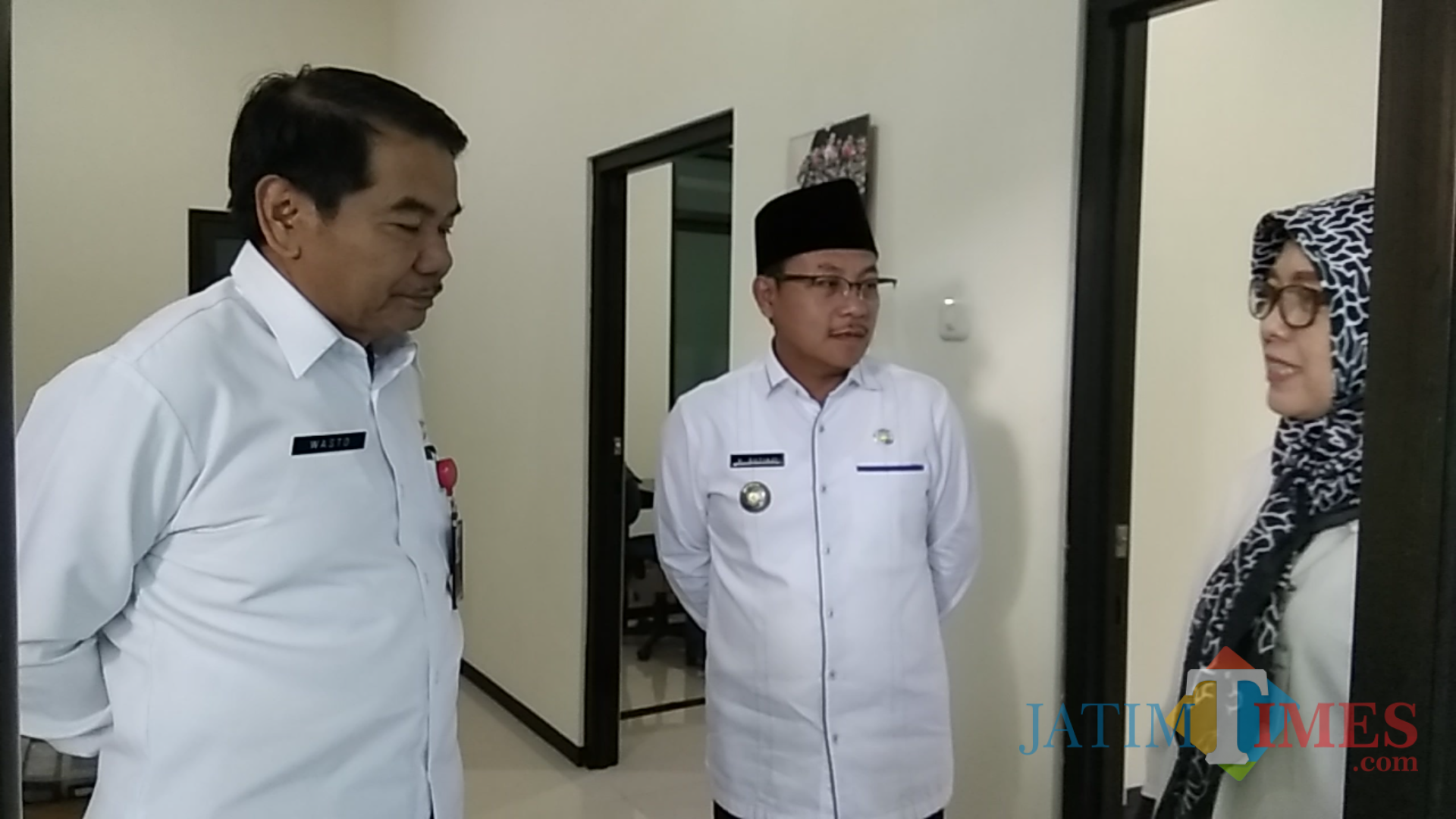 Wali Kota Malang Sutiaji (tengah) saat melakukan sidak di kantor BPR Tugu Artha. (Foto: Nurlayla Ratri/MalangTIMES))