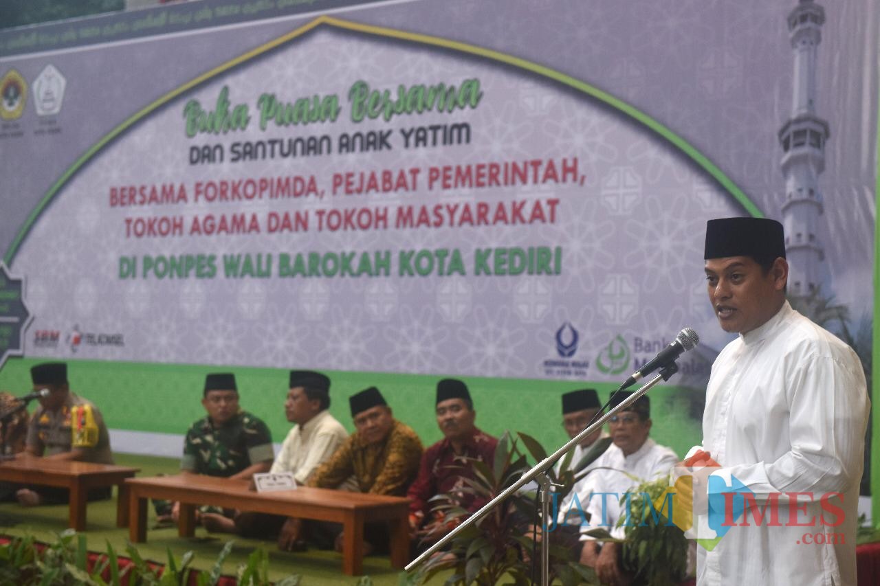 Wali Kota Kediri Abdullah Abu Bakar saat memberikan sambutan di Pondok Pesantren Wali Barokah Kota Kediri. (eko Arif s /JatimTimes)