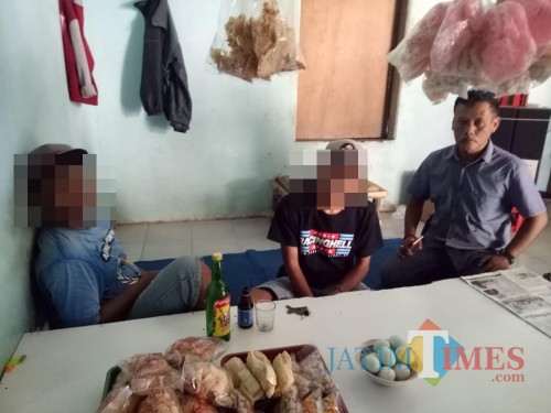 Dua orang remaja (pakai topi) saat mendapat pembinaan dari anggota kepolisian karena menengak miras, Kecamatan Wajak (Foto : Humas Polres Malang for MalangTIMES)