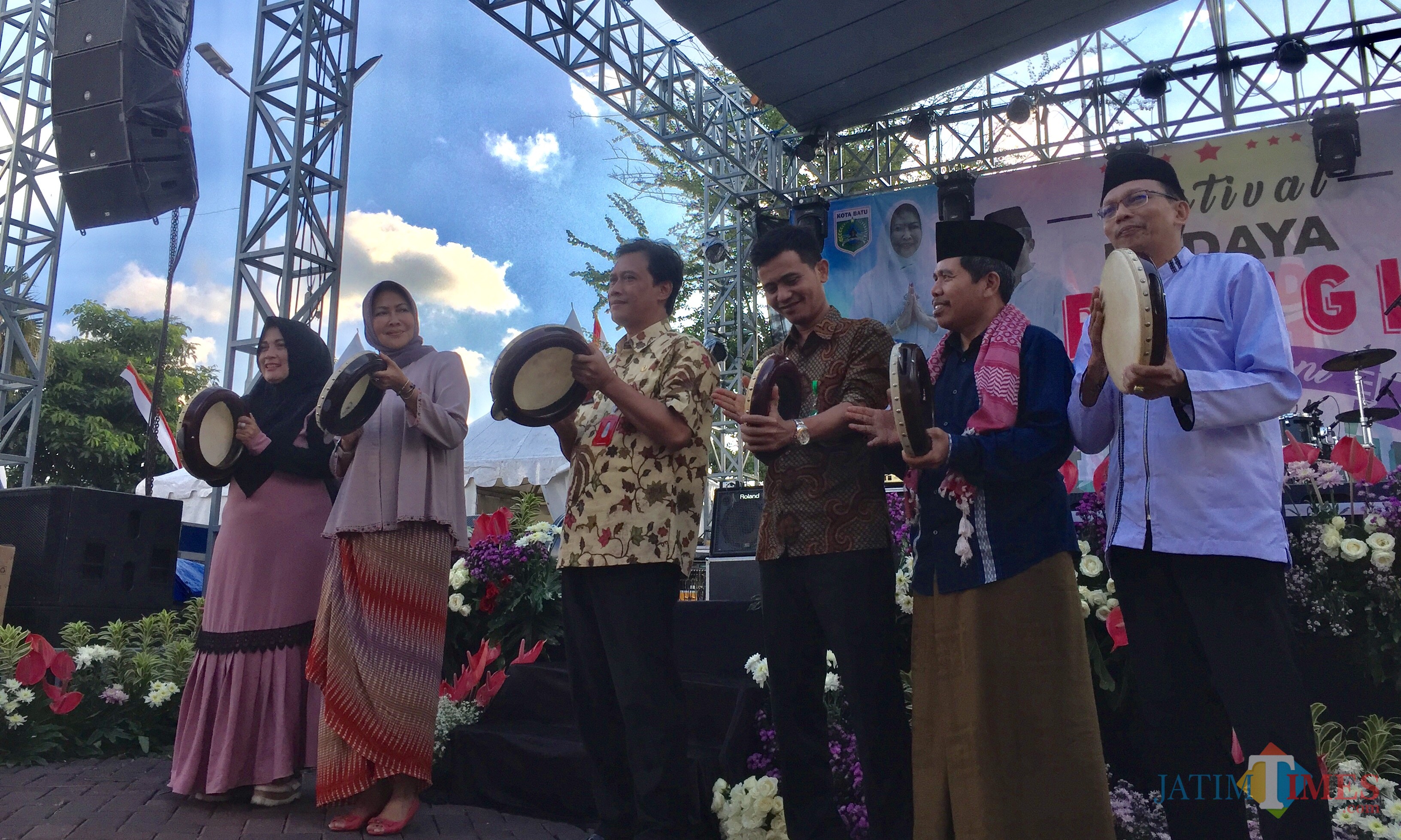 Dua dari kiri Wali Kota Batu saat ke bukan Festival Religi dengan pemukulan rebana di halaman Balai Kota Among Tani, Kamis (23/5/2019). (Foto: Irsya Richa/MalangTIMES)