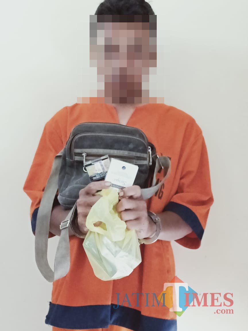 Khoirul Huda tersangka beserta barang bukti hasil curian saat diamankan anggota kepolisian, Kecamatan Gondanglegi (Foto : Polsek Gondanglegi for MalangTIMES)