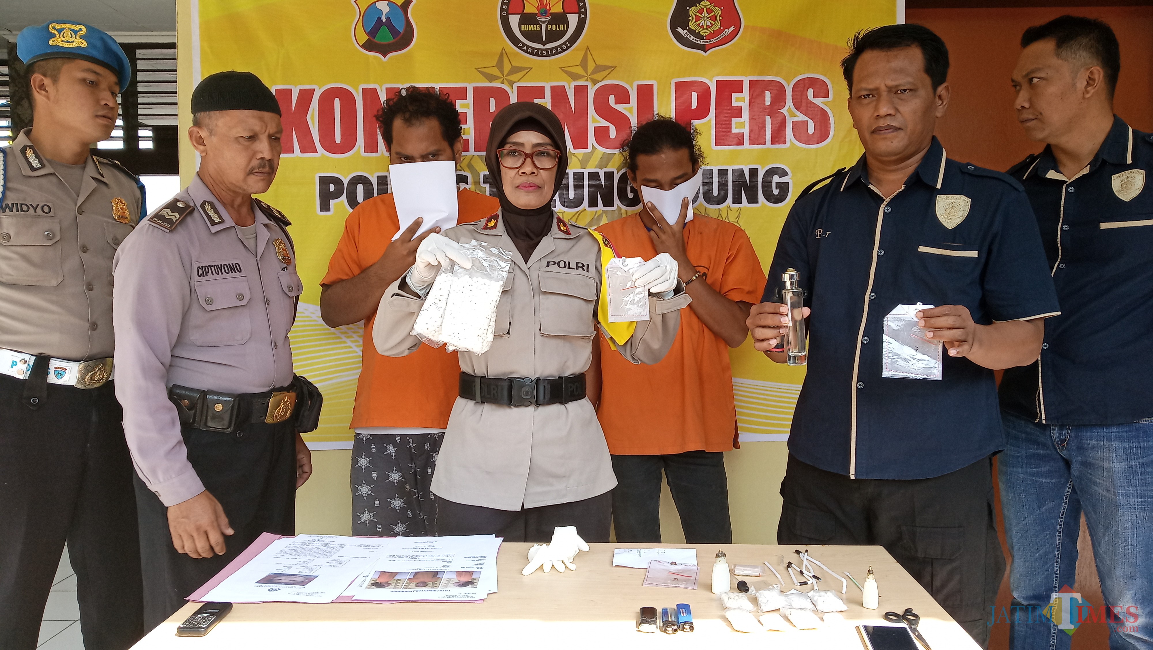 Kapolsek Ngunut, Kompol Siti Nurinsana saat menunjukan barang bukti pil dobel L dan Sabu milik Kirun (foto : Joko Pramono /Jatim Times)