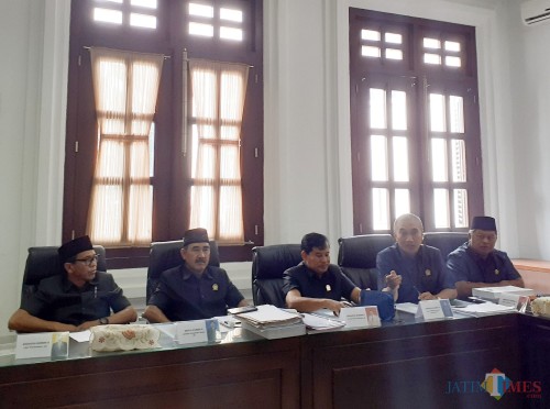 Ketua Komisi A DPRD Kota Malang, Nawang Nugraningwidhi (dua dari kiri) saat memberikan konfirmasi kepada awak media (Arifina Cahyanti Firdausi/MalangTIMES)