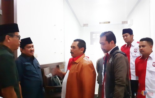 Pihak LIRA Malang Raya (baju merah putih) saat tengah berkoordinasi untuk ikut audiensi di DPRD Kota Malang (Arifina Cahyanti Firdausi/MalangTIMES)