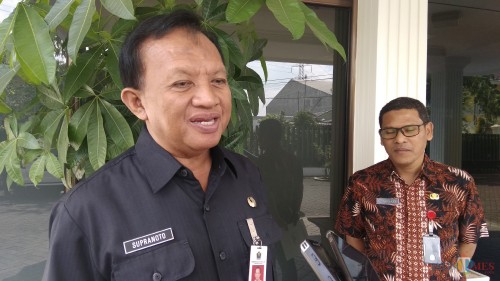 Plt Kepala Disnaker Kota Malang Supranoto saat ditemui usai sidak THR di PR Gandum. (Foto: Nurlayla Ratri/MalangTIMES)