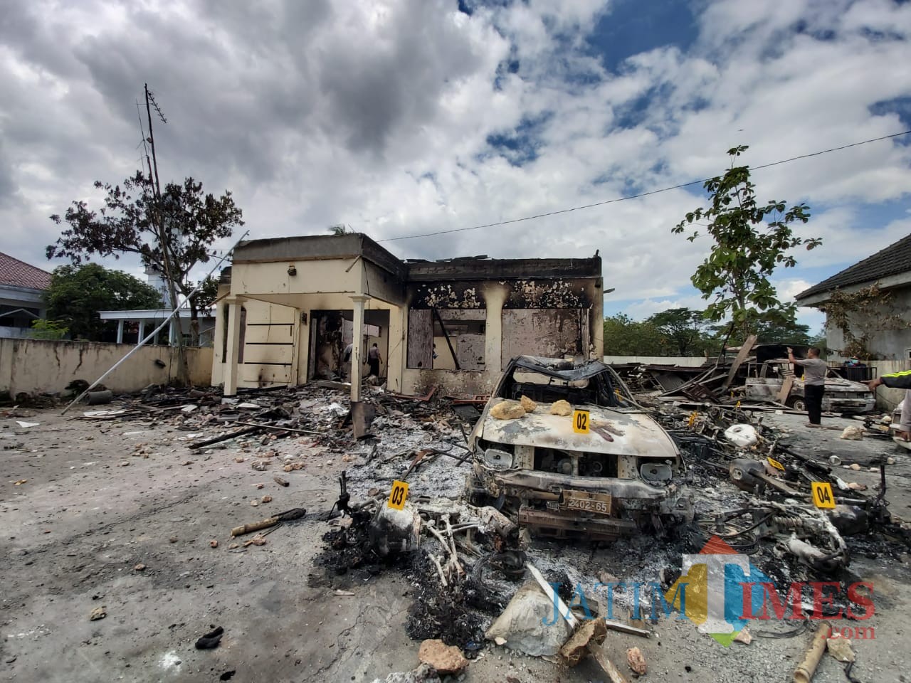 Polsek Tambelangan yang ludes terkena bom molotov