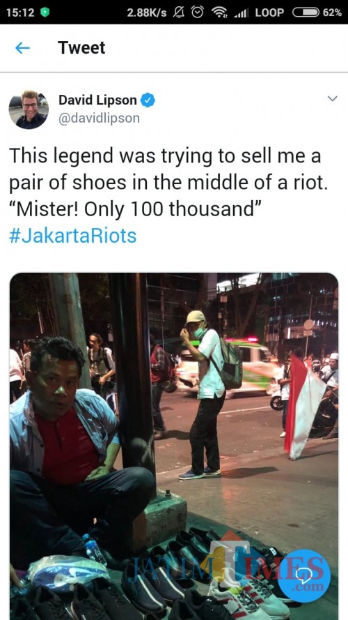 Tangkapan layar unggahan akun David Lipson soal pedagang kaki lima di sela kerusuhan di Jakarta. (Foto: Dokumen MalangTIMES)