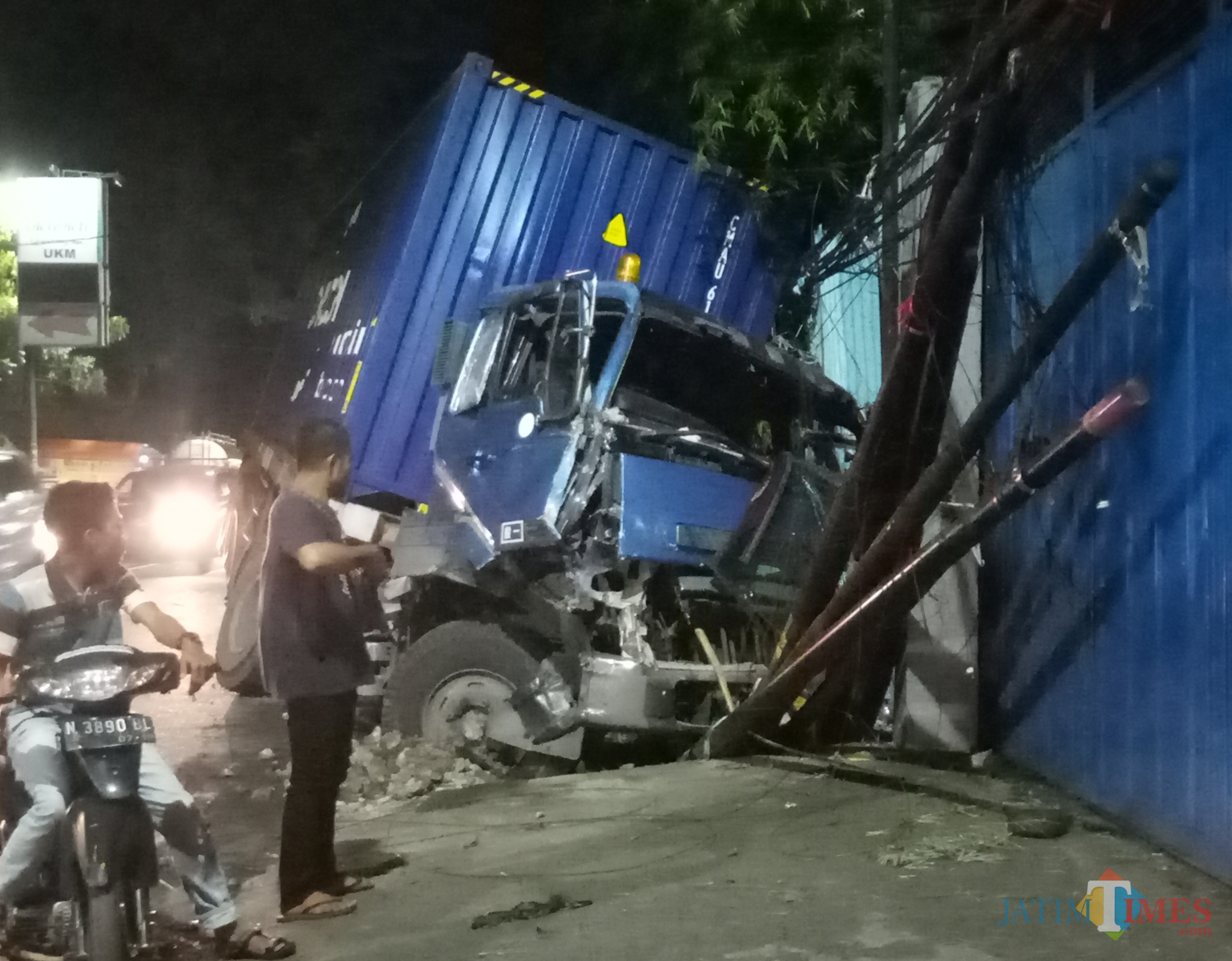 Truk kontainer yang mengalami kecelakaan belum dievakuasi sampai saat ini, jadi tontonan warga (Anggara Sudiongko/MalangTIMES)