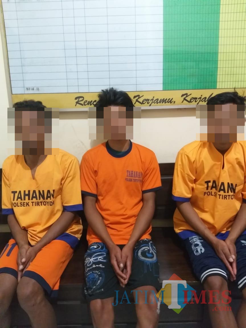 Santoso, Suwarno, dan Adi Misnanto tersangka peserta judi, saat diamankan polisi, Kecamatan Tirtoyudo (Foto : Polsek Tirtoyudo for MalangTIMES)