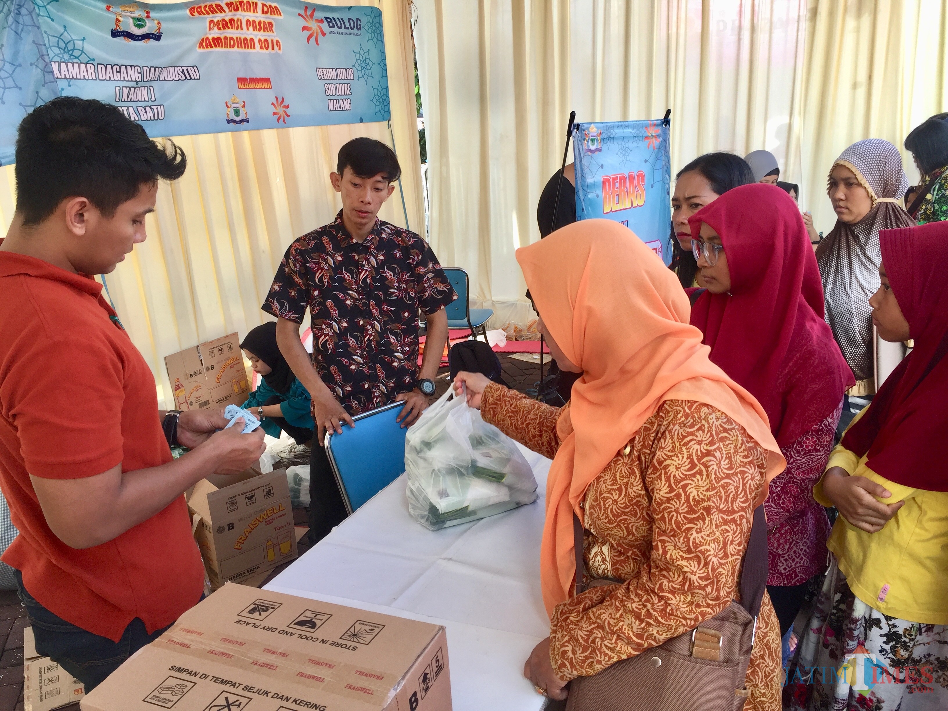 Warga saat mengantri untuk mendapatkan sembako di Pasar Murah Ramadan 2019 di Balai Kota Among Tani. (Foto: Irsya Richa/MalangTIMES)