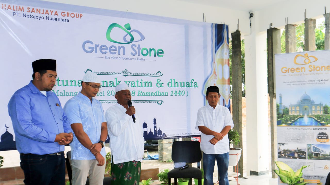 Direktur Utama PT Notojoyo Nusantara (pengembang perumahan Green Stone), Halim Sanjaya (urutan kedua dari kiri) dan Wakil Direktur PT Notojoyo Nusantara, Salman Al Farisy (paling kiri). (Foto: Green Stone for MalangTIMES)