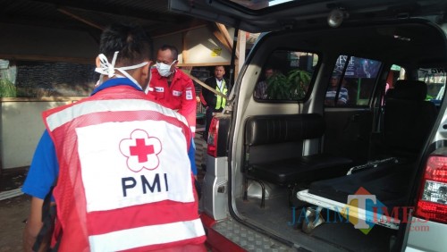 Ilustrasi petugas saat mengevakuasi korban kecelakaan menggunakan mobil ambulance, Kabupaten Malang (Foto : Dokumen MalangTIMES)
