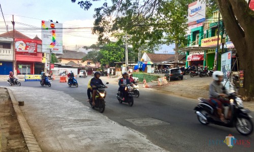 Jalan yang dalam proses pelebaran di simpang empat Jalan Dewi Sartika, Kelurahan Temas, Kecamatan Batu. (Foto: Irsya Richa/MalangTIMES)