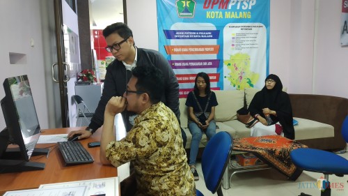 Pendampingan oleh petugas bilik OSS dalam memberi kemudahan bagi pengusaha saat mengurus izin usaha melalui OSS (Pipit Anggraeni/MalangTIMES).
