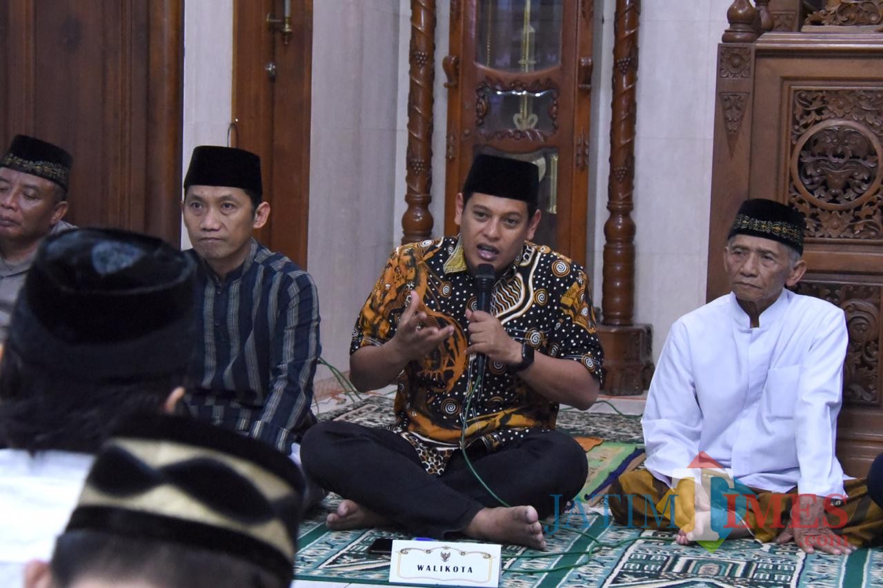 Walikota Kediri Abdullah Abu Bakar saat memberikan sambutan dalam acara safari Ramadan. (eko Arif s /JatimTimes)