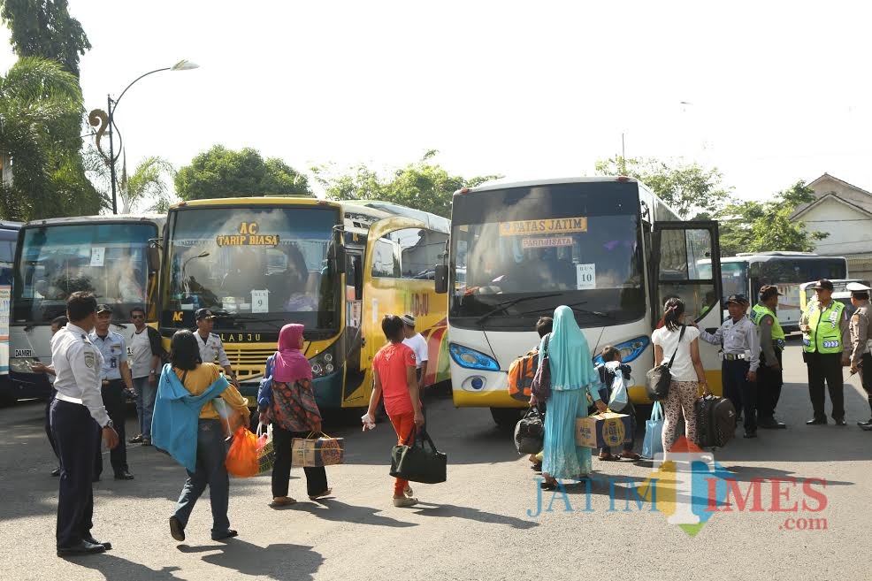 Warga mengikuti mudik gratis pada tahun lalu