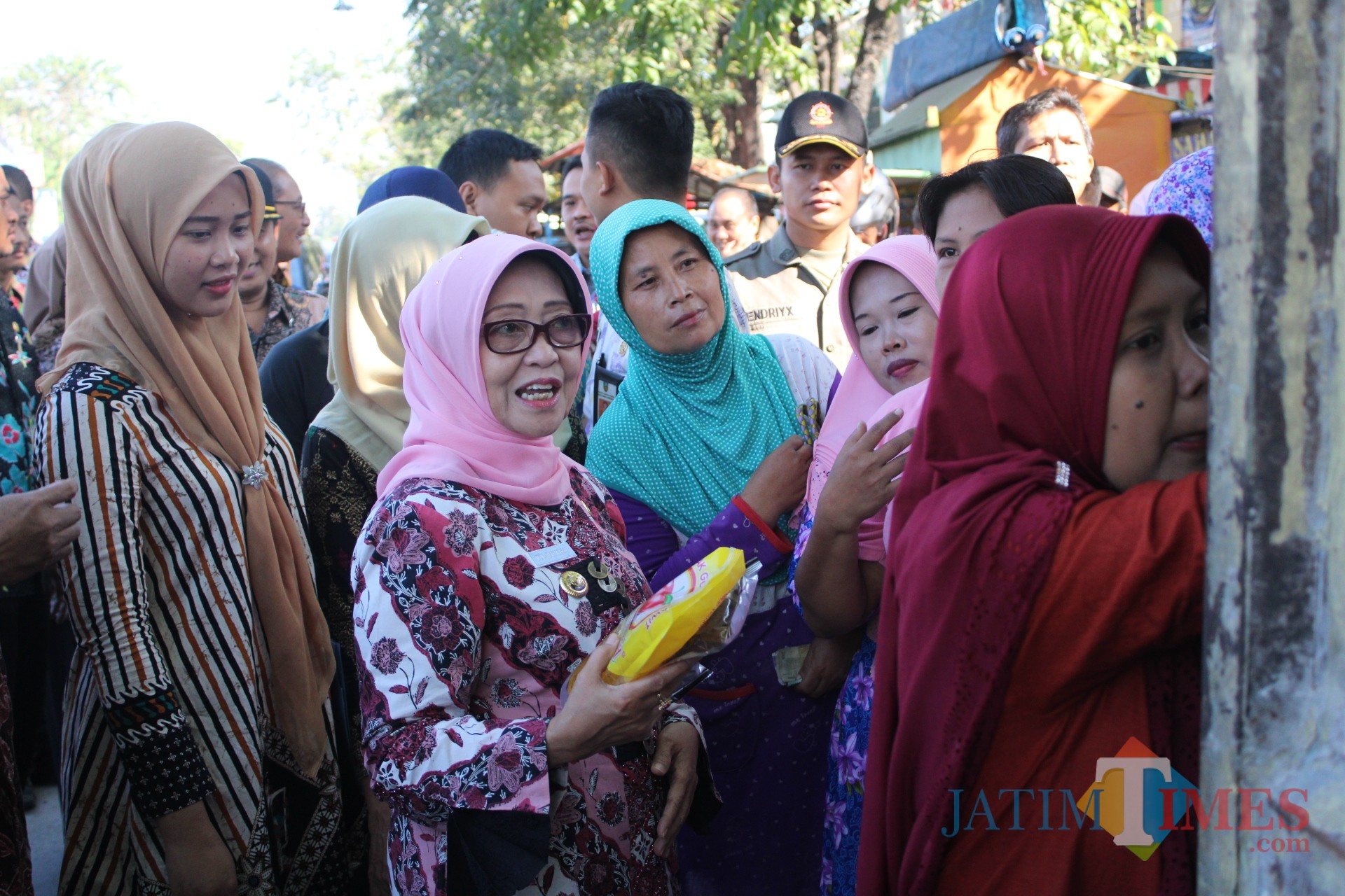 (dua dari kiri) Bupati Jombang Hj Mundjidah Wahab saat melihat situasi operasi pasar di Pasar peterongan Jombang. (Foto : Adi Rosul / JombangTIMES)