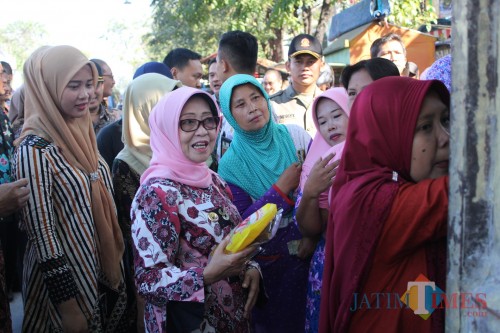 (dua dari kiri) Bupati Jombang Hj Mundjidah Wahab saat melihat situasi operasi pasar di Pasar peterongan Jombang. (Foto : Adi Rosul / JombangTIMES)