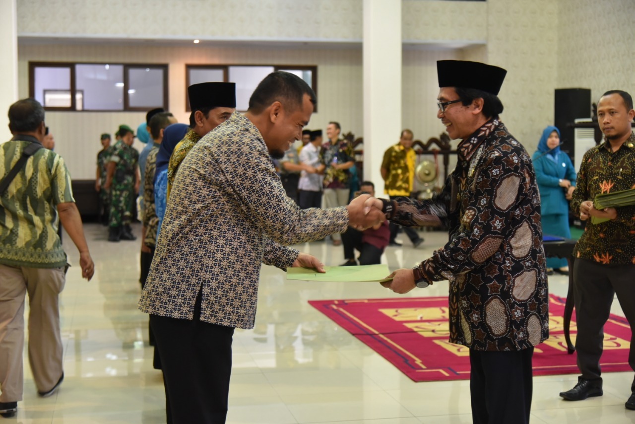 Wakil Bupati Jember saat memberikan ucapan selamat kepada lj kadez yang baru dilantik