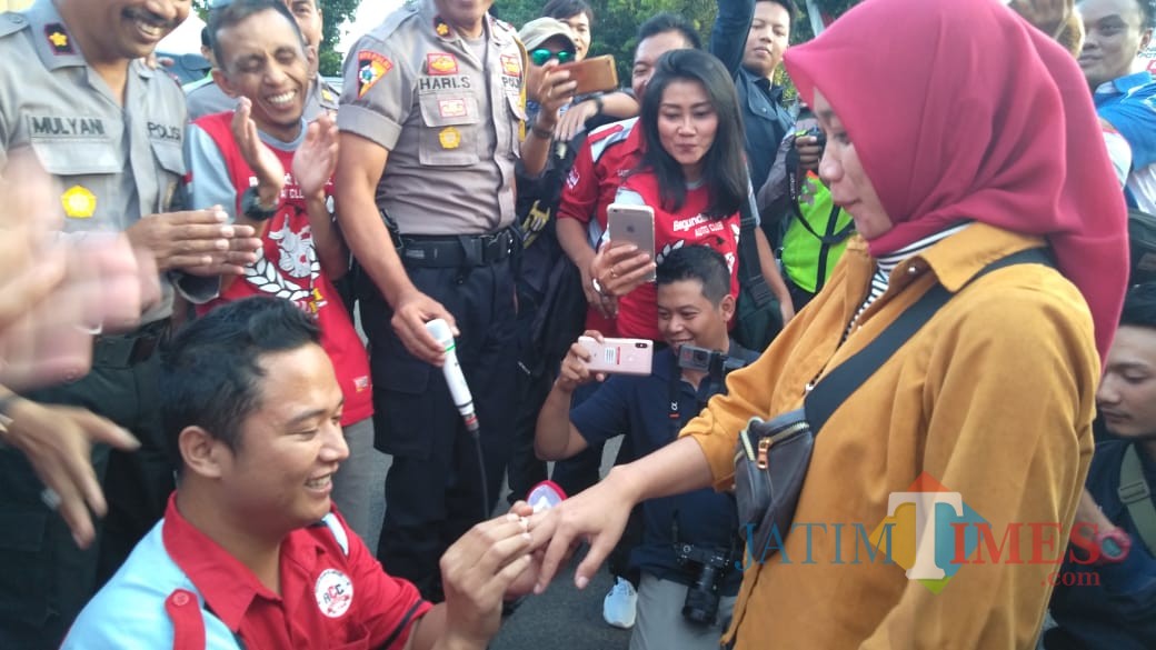 Adi Nugroho melamar kekasihnya lewat berkah takjil.(Foto : Team BlitarTIMES)