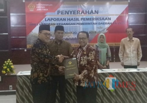 Bupati Rijanto (kanan) mewakili Kabupaten Blitar menerima penghargaan opini WTP dari BPK RI di Surabaya