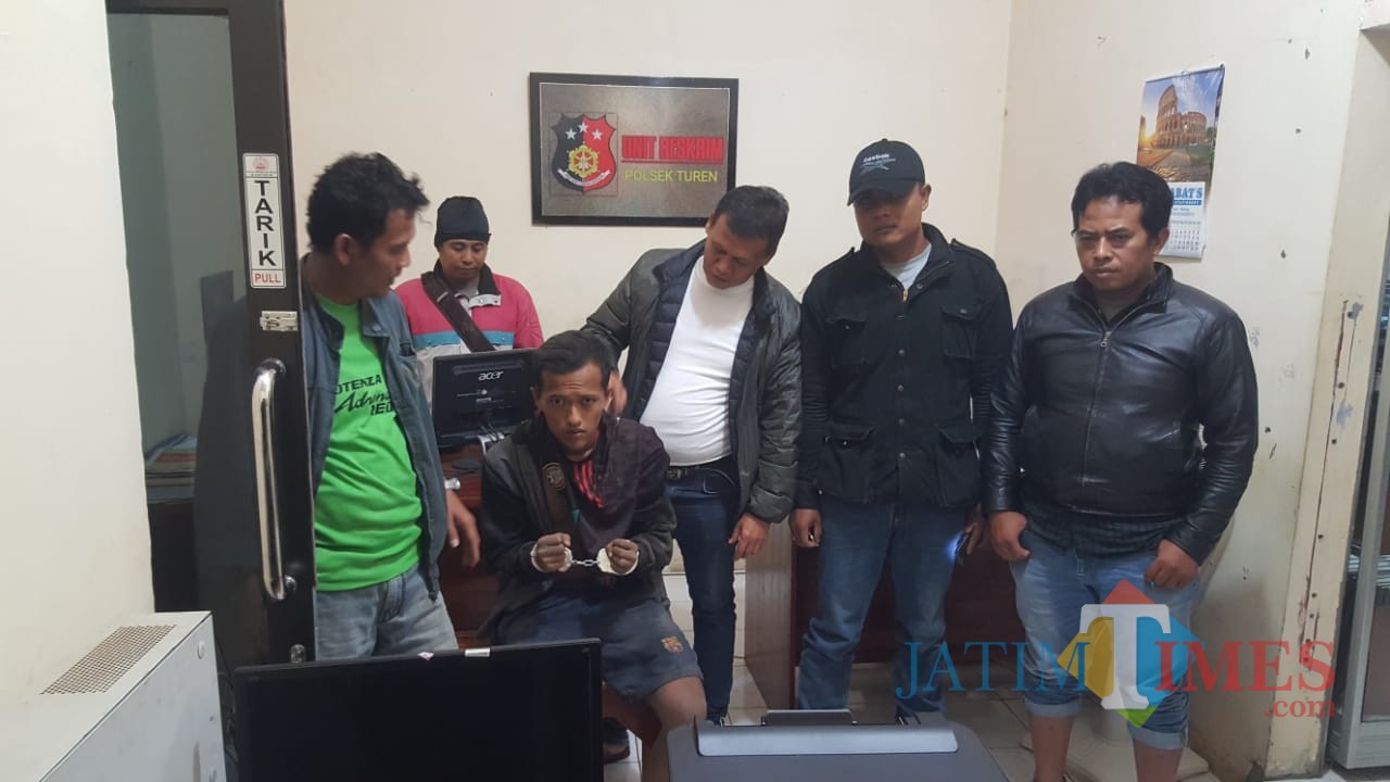Miftahur Rohman (tangan terborgol) tersangka pencurian saat diamankan ke Polsek Turen, Kabupaten Malang (Foto : Humas Polres Malang for MalangTIMES)